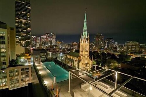 Luxury Condo Great Location + Gym + Pool + Sauna