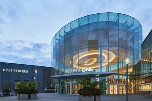 3 bedroom Modern Condo Bright Great Location + Gym