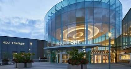 3 bedroom Modern Condo Bright Great Location + Gym