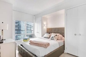 Tabla de planchar con plancha, wifi y ropa de cama 