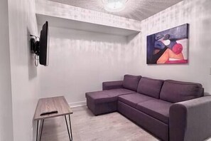 TV - 2 Bedroom Executive Condo + Gym Pool Free Parking (Toronto)