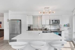 冷蔵庫、電子レンジ、オーブン、コンロ