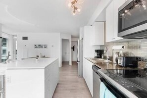 Refrigerador, microondas, horno y parrilla de estufa 