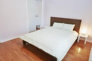 Iron/ironing board, WiFi, bed sheets - Bright 3 Bedroom Spacious House In Great Location (Toronto)