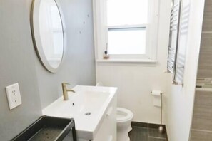 Bathroom - Bright 3 Bedroom Spacious House In Great Location (Toronto)