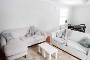 Living area - Bright 3 Bedroom Spacious House In Great Location (Toronto)