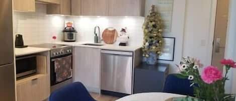 Réfrigérateur, four à micro-ondes, un four, surface de cuisson