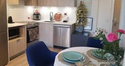 New Yorkville Condo Great Location + Gym and Pool!