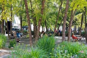 Property grounds - New Yorkville Condo Great Location + Gym and Pool! (Toronto)