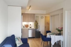 Interior - New Yorkville Condo Great Location + Gym and Pool! (Toronto)