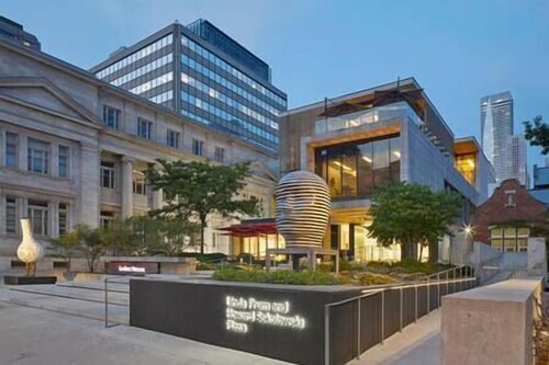 New Yorkville Condo Great Location + Gym and Pool!