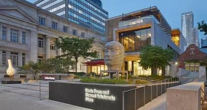 New Yorkville Condo Great Location + Gym and Pool!