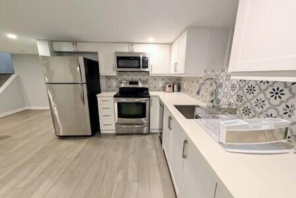 Réfrigérateur, four à micro-ondes, un four, surface de cuisson