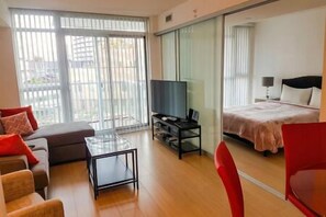 Iron/ironing board, WiFi, bed sheets - New 2 Bedroom Condo Downtown With Gym! (Toronto)