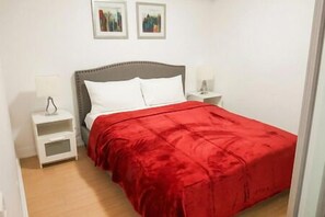 Tabla de planchar con plancha, wifi y ropa de cama 