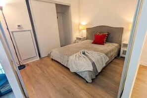 Silitysrauta/-lauta, Wi-Fi, vuodevaatteet