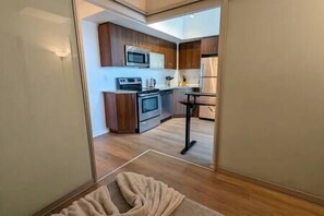 Jääkaappi, mikroaaltouuni, uuni, liesi