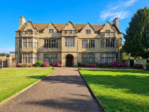 Modern 1-Bed near Warwick Castle w/ Private Entry &  Parking