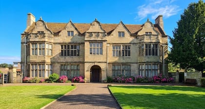 Modern 1-Bed near Warwick Castle w/ Private Entry & Parking