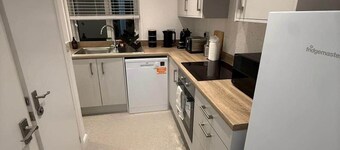 Modern 1-Bed near Warwick Castle w/ Private Entry &  Parking