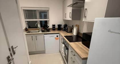 Modern 1-Bed near Warwick Castle w/ Private Entry & Parking