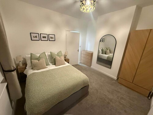 Sleek 1-Bed Flat near Warwick Castle + Parking