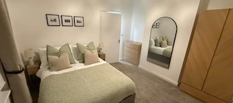 Sleek 1-Bed Flat near Warwick Castle + Parking