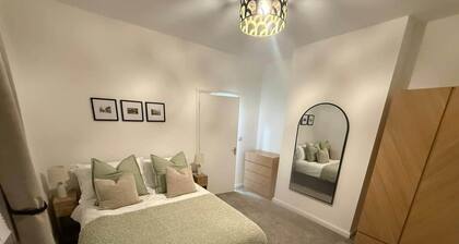 Modern 1-Bed near Warwick Castle w/ Private Entry & Parking