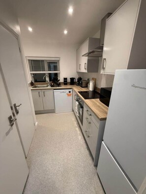 Geladeira, micro-ondas, fogão, cooktop