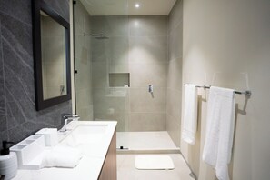 Shower, towels, soap, toilet paper - 2-bedroom Oceanview Loft N°5: Greco (La Libertad)