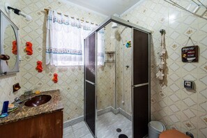 Shower, towels - Apartamento a 550 m da praia com Wi-Fi e Garagem (Praia Grande)