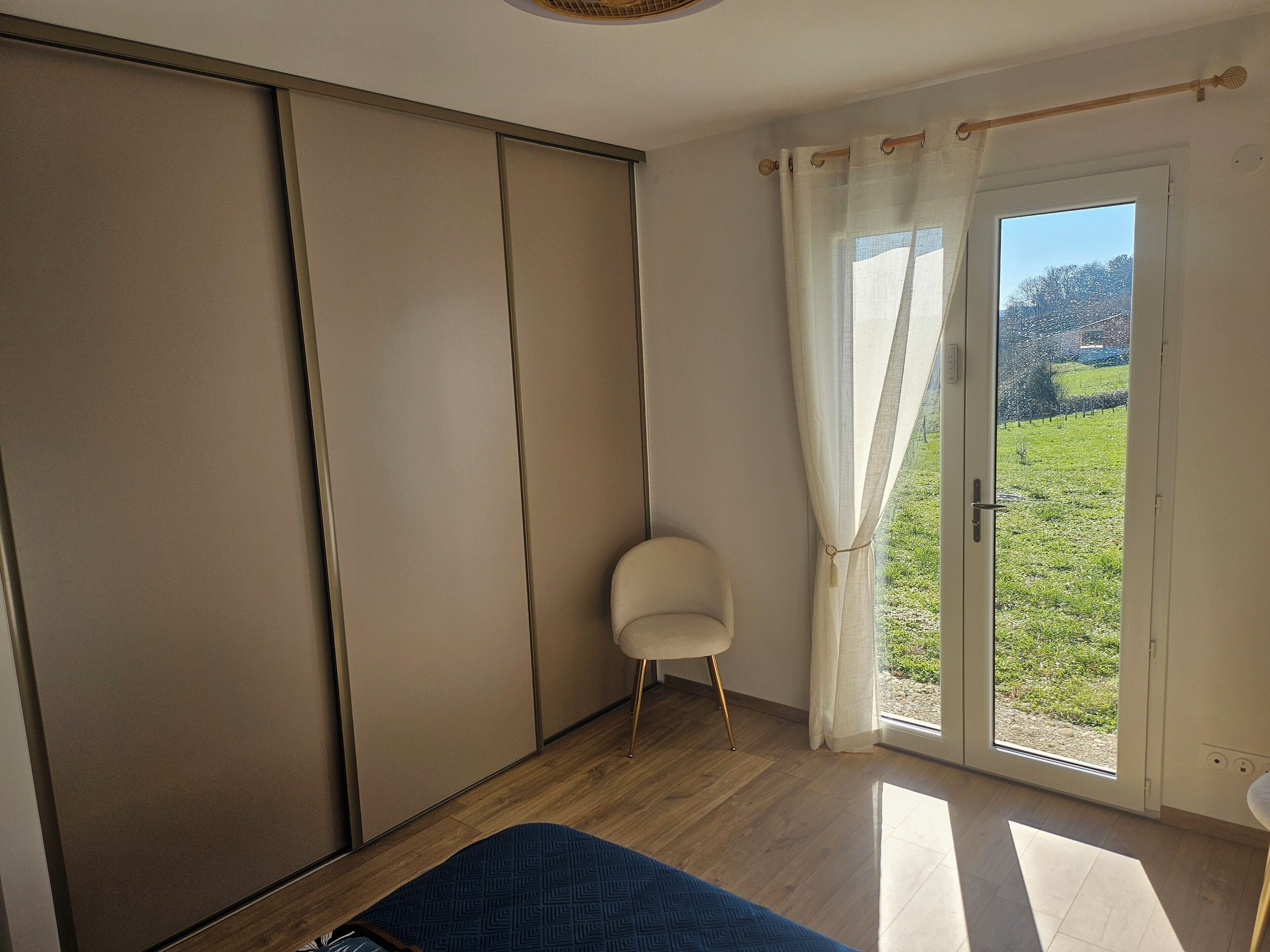 Fer et planche à repasser, lit parapluie, Wi-Fi, draps fournis