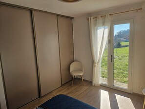 Bügeleisen/Bügelbrett, Reisekinderbett, WLAN, Bettwäsche