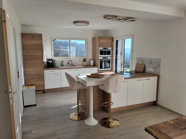 Kühlschrank, Mikrowelle, Ofen, Herdplatte