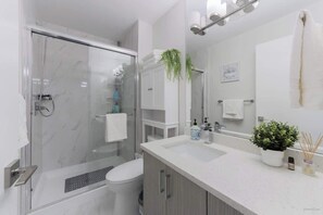 Een douche, een haardroger, shampoo
