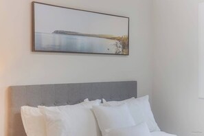3 bedrooms, WiFi, bed sheets - The Cozy Garden Suite - South Surrey Stay (Surrey)