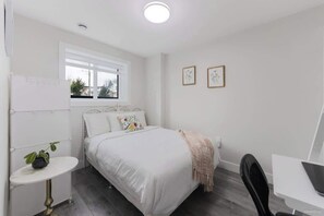 3 bedrooms, WiFi, bed sheets - The Cozy Garden Suite - South Surrey Stay (Surrey)