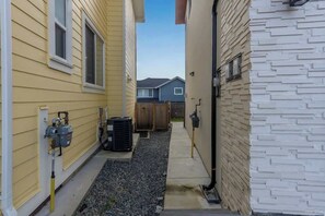 Property grounds - The Cozy Garden Suite - South Surrey Stay (Surrey)