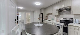 The Cozy Garden Suite - South Surrey Stay