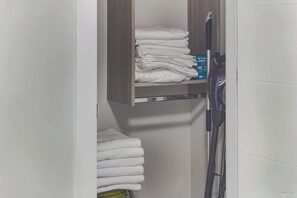 Interior - The Cozy Garden Suite - South Surrey Stay (Surrey)