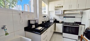 Basic Apartment | Private kitchen | Fridge, microwave, oven, blender - COBAR0147 - Edificio Beira Valle (Salvador)