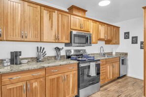 Private kitchen - Sunny Side Retreat|Sleeps 15 (Sparks)