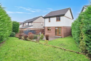 Exterior - Stylish 3-Bed Home with Private Garden in Airdrie (Airdrie)