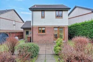 Exterior - Stylish 3-Bed Home with Private Garden in Airdrie (Airdrie)