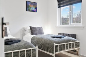 Tabla de planchar con plancha, internet y ropa de cama 