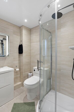 Regadera, secadora de cabello, toallas, jabón 