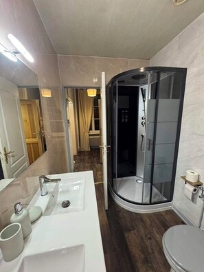 Bathroom - Vrbo Property (Masevaux-Niederbruck)