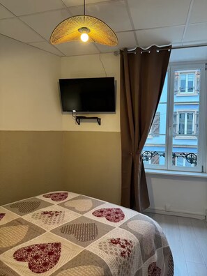 Tabla de planchar con plancha, wifi y ropa de cama