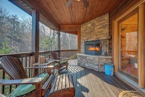 Property grounds - One of a kind Cabin on Lake Lure w/Acerage & 200 ft of shoreline in Quiet Cove (Lake Lure)