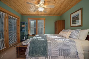 Tabla de planchar con plancha, wifi gratis y ropa de cama 